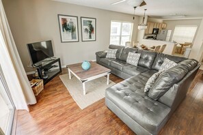 TV - Lyn's Southern Dunes Vacation Home (Haines City)