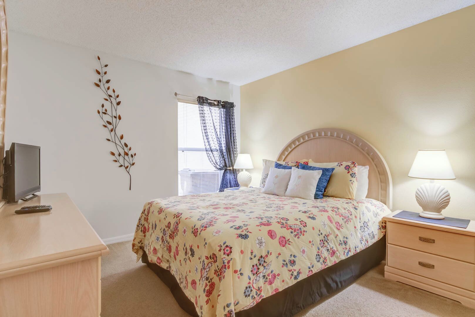 4 bedrooms, iron/ironing board, bed sheets