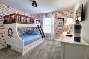 4 makuuhuonetta, silitysrauta/-lauta, vuodevaatteet