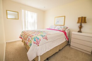 3 bedrooms, iron/ironing board, bed sheets - Maria's Island Club Condo (Kissimmee)