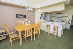 Dining - Marcia's Somerset Condo (Kissimmee)