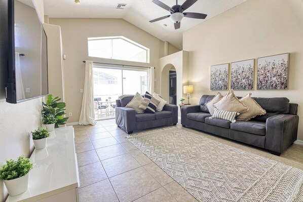 TV - Maya's 4-bed Indian Creek Vacation Home (Kissimmee)