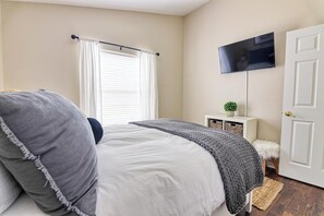 4 bedrooms, iron/ironing board, bed sheets - Maya's 4-bed Indian Creek Vacation Home (Kissimmee)