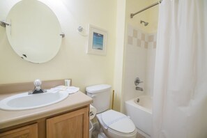 Bathroom - Heng's Runaway Beach Condo (Kissimmee)