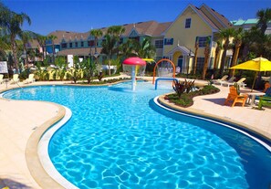 Outdoor pool - Heng's Runaway Beach Condo (Kissimmee)