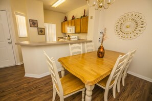 Dining - Rolando's Emerald Island Resort Townhouse (Kissimmee)