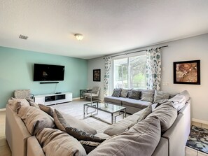 TV - Calabria Villa Near Disney - Pool - Game Room (Kissimmee)