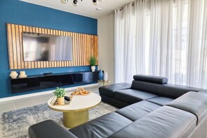 TV - 5 Bed Windsor Island Vacation Townhome (Davenport)