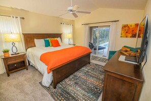 4 bedrooms, iron/ironing board, bed sheets - Comfortable Tuscan Ridge Vacation Home (Davenport)