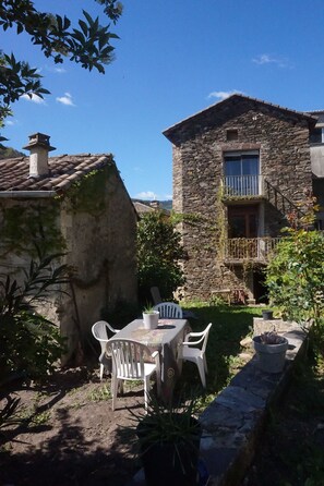 Outdoor dining - L'abri cévenol (Saint-André-de-Valborgne)
