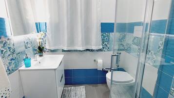 Douche, sĂšche-cheveux, serviettes fournies, savon