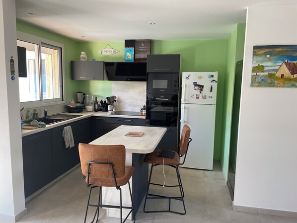 Microwave, oven, stovetop, dishwasher - Villa Proche du Centre Ville et à 20 Minutes de la Mer (Lunel)