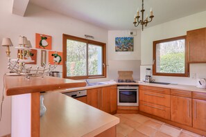 Kühlschrank, Ofen, Geschirrspüler, Wasserkocher mit Kaffee-/Teezubehör