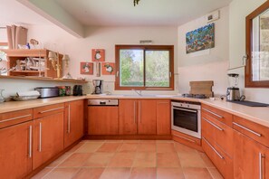 Fridge, oven, dishwasher, coffee/tea maker