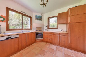 Fridge, oven, dishwasher, coffee/tea maker