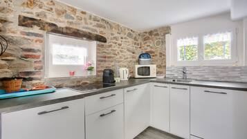 Een koelkast, een microgolfoven, een vaatwasser