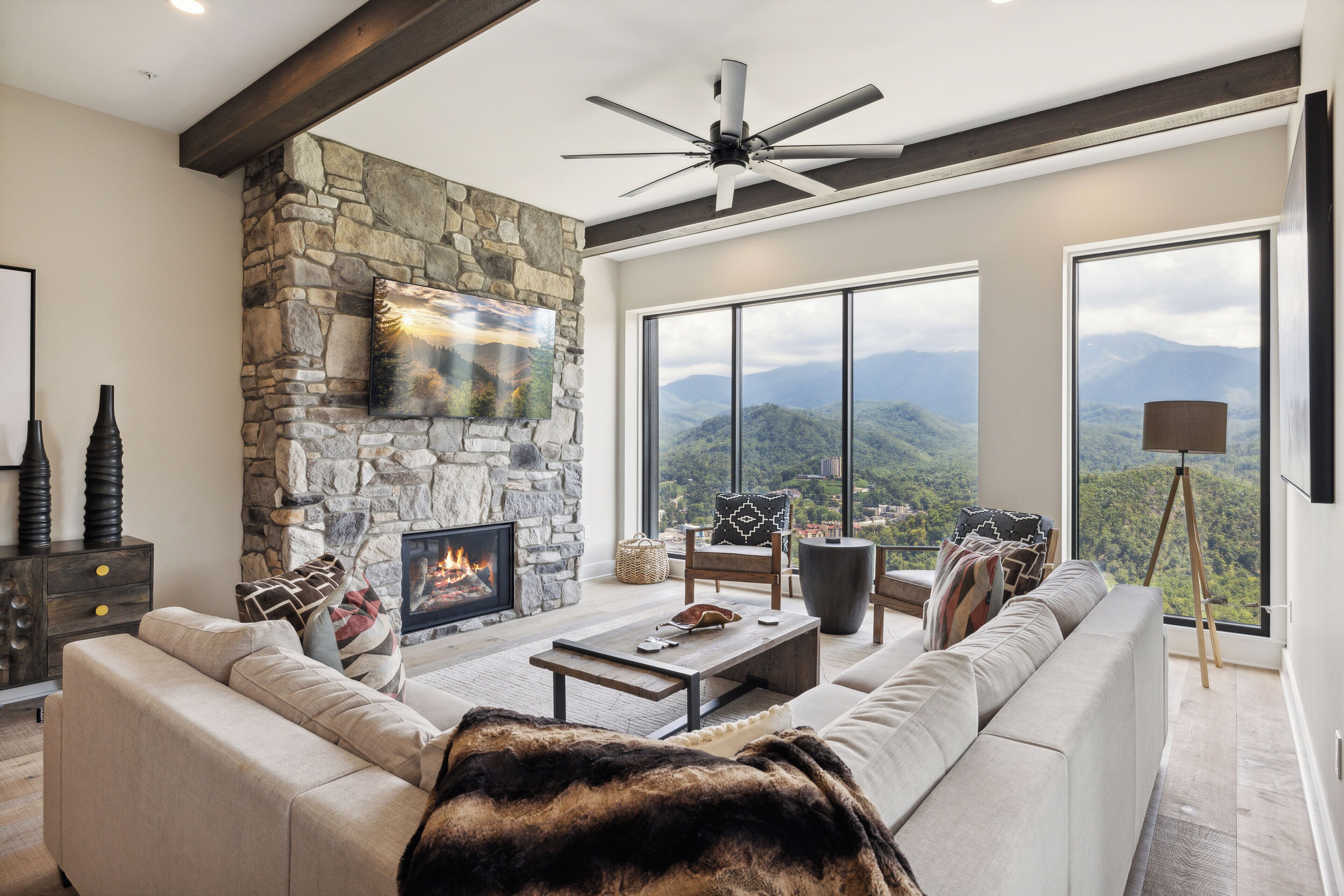 Smart TV, chimenea y oficina 