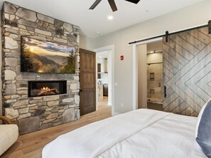 3 bedrooms, free WiFi, wheelchair access - NEW Luxury 3 BD Penthouse Condo with Breathtaking Mountain Views-2 Balconies (Gatlinburg)