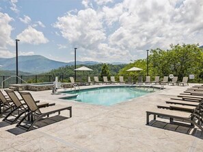 A heated pool - NEW Luxury 3 BD Penthouse Condo with Breathtaking Mountain Views-2 Balconies (Gatlinburg)