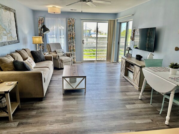 Smart TV - Pool - Hot Tub - 2 BR - First Floor - Pool View - Walk to the Jet - Erie Escape (Port Clinton)