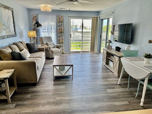 Pool - Hot Tub - 2 BR - First Floor -  Pool View - Walk to the Jet - Erie Escape