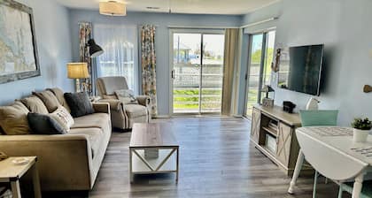 Pool - Hot Tub - 2 BR - First Floor - Pool View - Walk to the Jet - Erie Escape