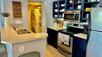 冰箱、微波炉、烤箱、炉灶