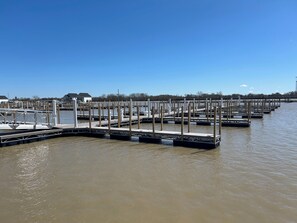 Marina - Pool - Hot Tub - 2 BR - First Floor -  Pool View - Walk to the Jet - Erie Escape (Port Clinton)