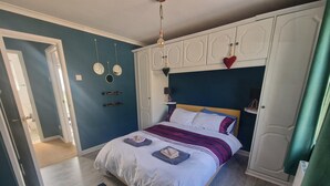 A bedroom with a bed, a wardrobe, and a mirror. - 2br-sleeps4-balcony-petsok-parking-ferryside (Kidwelly)