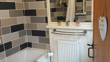 House | Bathroom | Combined shower/bathtub, deep-soaking bathtub, hair dryer, towels