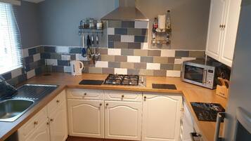 Rumah | Dapur pribadi | Lemari es, microwave, oven, dan kompor