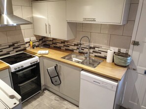 Casa | Cocina privada | Refrigerador, microondas, horno y parrilla de estufa 