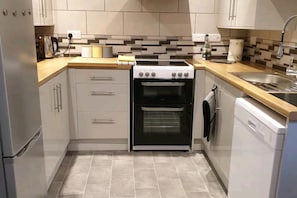 Maison | Cuisine privée | Réfrigérateur, four à micro-ondes, un four, surface de cuisson