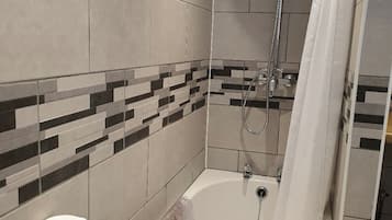 House | Bathroom | Combined shower/bathtub, deep-soaking bathtub, hair dryer, towels