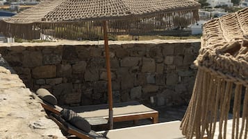 Una piscina al aire libre de temporada