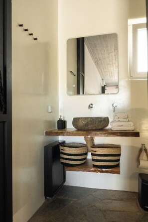 Shower, rainfall showerhead, free toiletries, hair dryer - PanDa Art Houses (Mykonos)