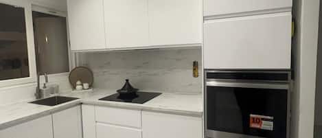Four Ă micro-ondes, un four, surface de cuisson, lave-vaisselle