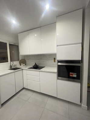 Microondas, horno, placa de cocina y lavavajillas