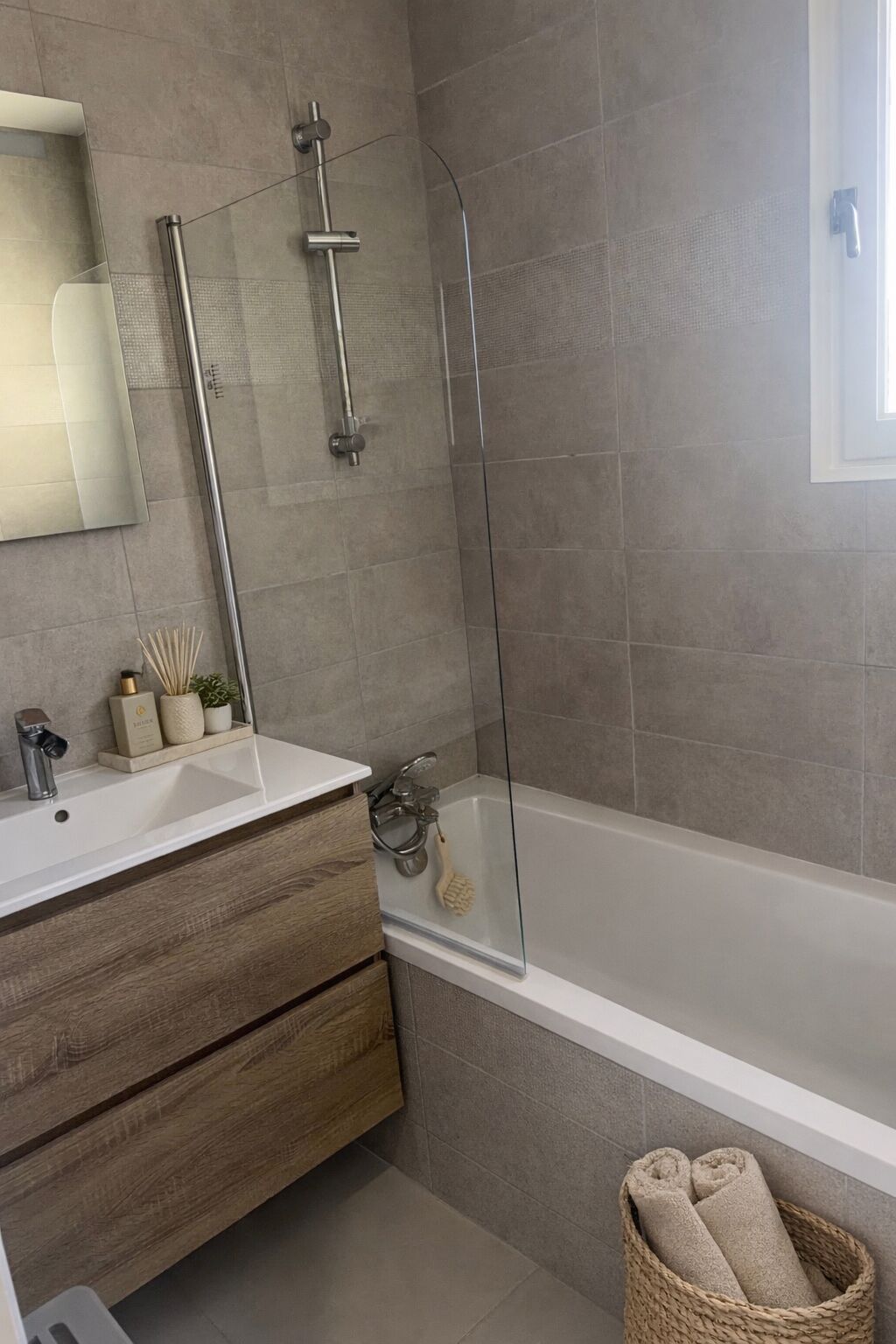 Een douche, een haardroger, handdoeken, zeep