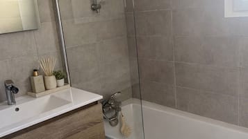 Een douche, een haardroger, handdoeken, zeep