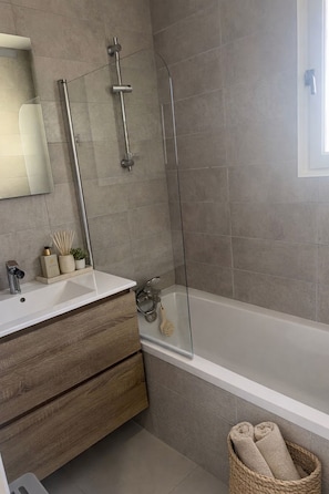 Dusche, Haartrockner, HandtĂŒcher, Seife