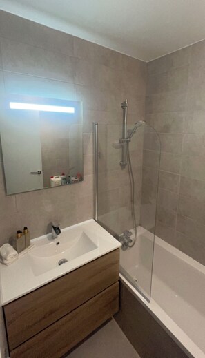 Een douche, een haardroger, handdoeken, zeep