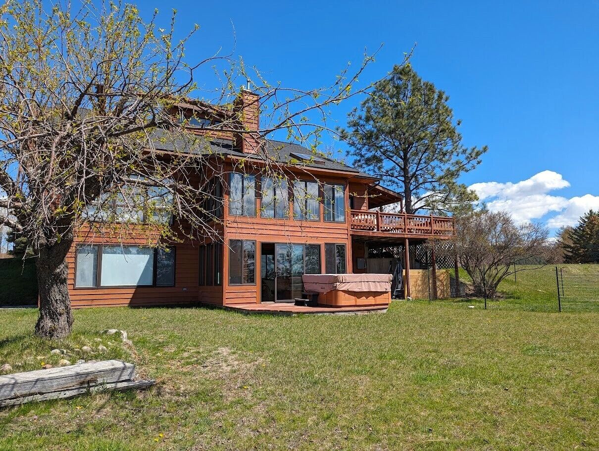 Eagle's Rest Retreat - Near Downtown Bigfork with Hot tub