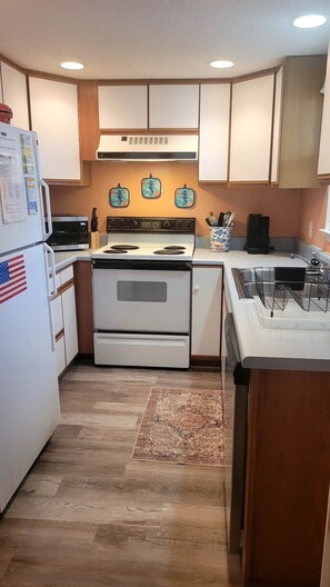 Køleskab, mikrobølgeovn, ovn, kogeplade