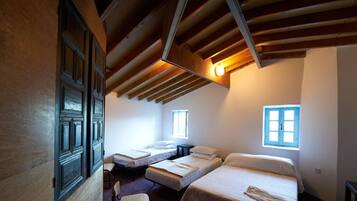 1 Schlafzimmer, Schreibtisch, Bügeleisen/Bügelbrett, Reisekinderbett