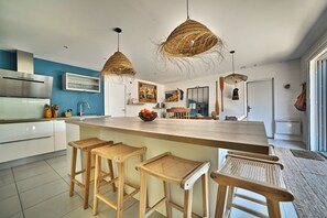 Fridge, microwave, oven, stovetop - Casa Marcel, 4 Chambres, 4 Sdb, Décoration Bohème, au Calme Dans la Pinède (La Tremblade)