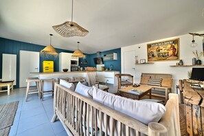 TV, books - Casa Marcel, 4 Chambres, 4 Sdb, Décoration Bohème, au Calme Dans la Pinède (La Tremblade)