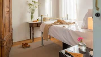 2 bedrooms, desk, iron/ironing board, travel crib