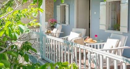 AMPLE PLACES Polytimo House
Traditional house in the center of Lefkara village