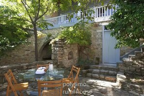 Outdoor dining - AMPLE PLACES Polytimo House
Traditional house in the center of Lefkara village (Pano Lefkara)
